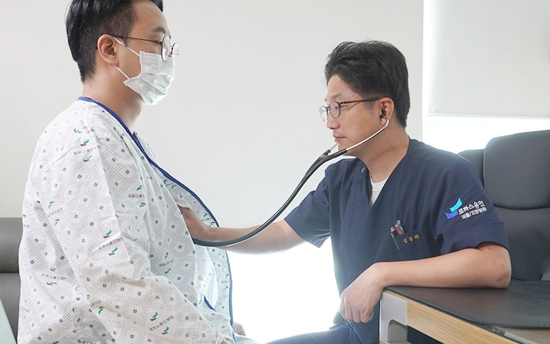 김동희 대표원장 진료모습